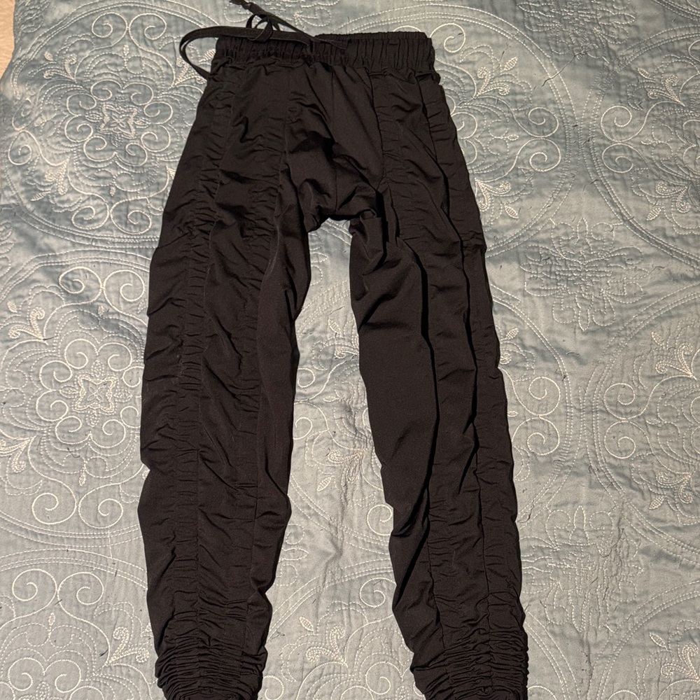 Women’s leggings with resistance built in